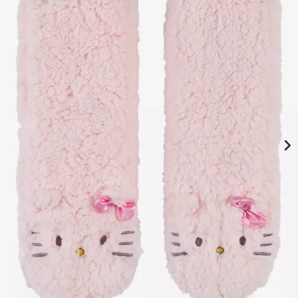 1 LEFT! Sanrio Hello Kitty Sherpa Slipper Socks Pink